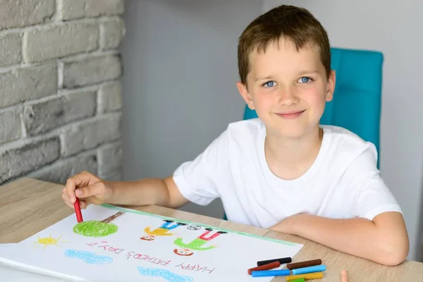Criança desenhando um cartão para papai — Fotografia de Stock