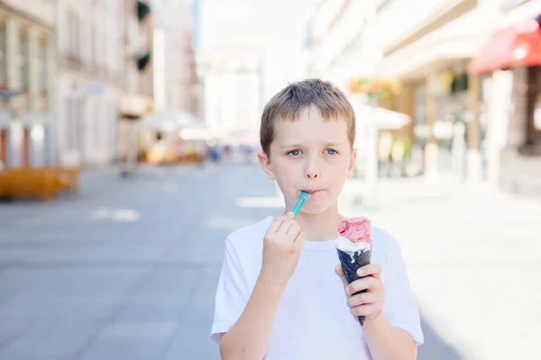 Happy little boy child eating ice cream at the city centre — Stock Photo, Image
