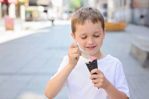 Boldog kis fiú gyermek eszik fagylaltot a belvárosban — Stock Fotó
