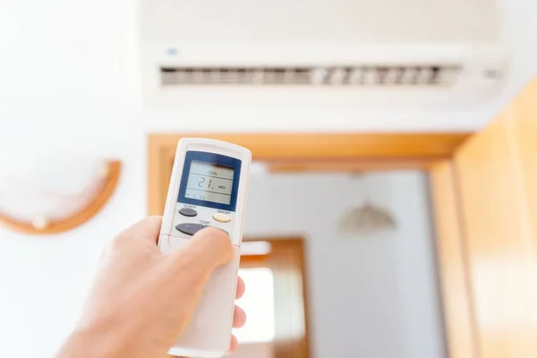 Närbild på manlig hand justera hem luftkonditionering — Stockfoto