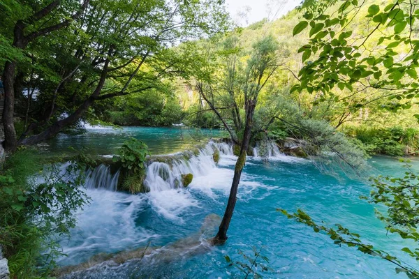 Cachoeiras croatas bonitas em Plitvice Lakes — Fotografia de Stock