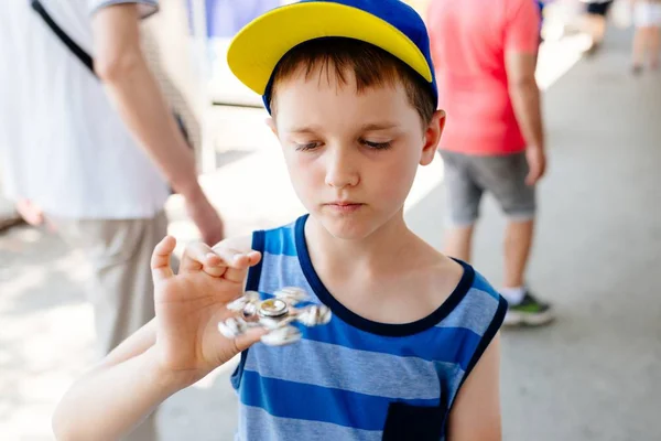 Mały chłopiec dziecko bawi się fidget spinner — Zdjęcie stockowe