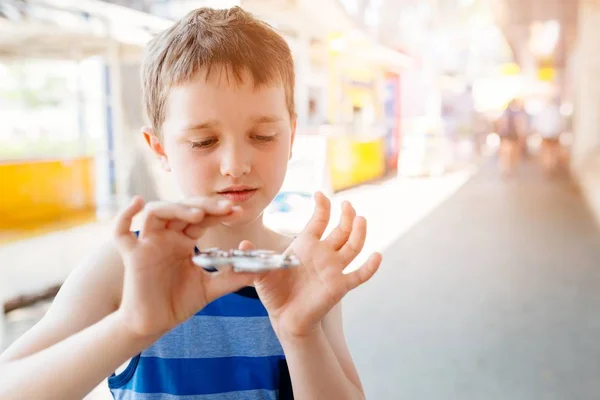 Lilla barn pojke leker med fidget spinner — Stockfoto