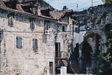 Sonra eski yıkık ev çamaşır kurutma giyim.