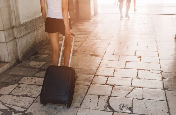 Frau zieht Rollkoffer-Tasche — Stockfoto