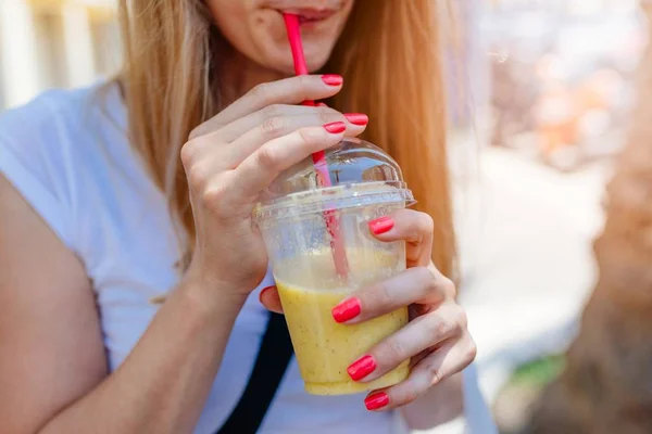 Woman drinking banana smoothie — Stock Photo, Image