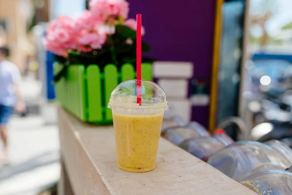 Banana smoothie in the roadside bar — Stock Photo, Image