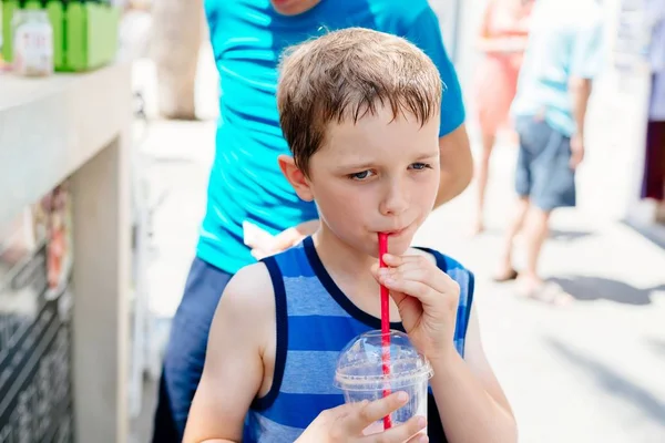 Menino bebendo smoothie de frutas saudável — Fotografia de Stock