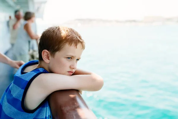 Trauriger nachdenklicher kleiner Junge mit Blick auf das Meer — Stockfoto