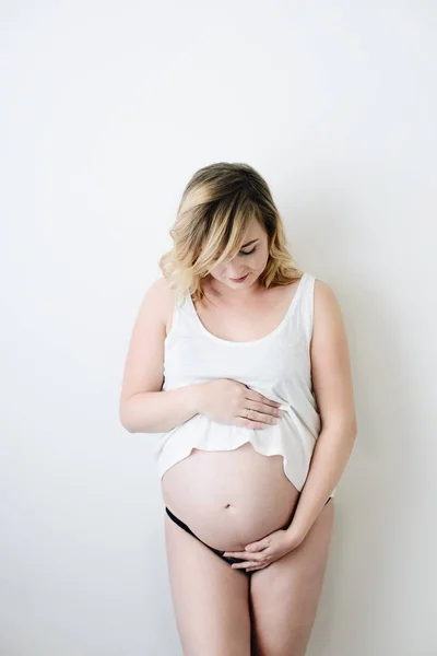 Vacker ung gravid i vit topp — Stockfoto