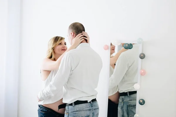 Mooie jonge zwangere met haar echtgenoot — Stockfoto