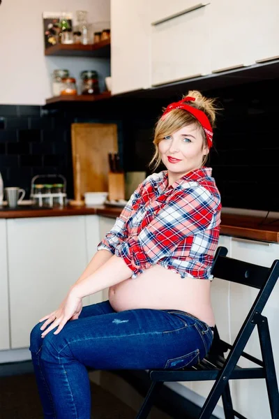 Vacker stift upp stiliserade ung gravid kvinna s — Stockfoto