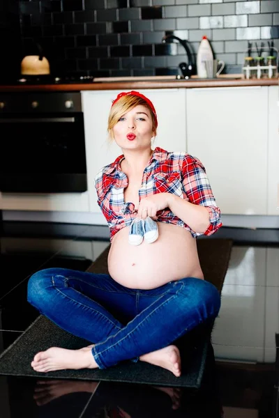Mooie pin-up gestileerde jonge zwangere vrouw — Stockfoto