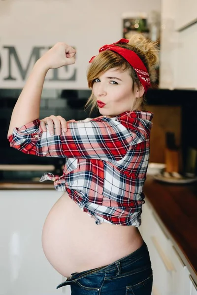 Όμορφη καρφίτσα επάνω στυλιζαρισμένη νεαρή έγκυο γυναίκα — Φωτογραφία Αρχείου