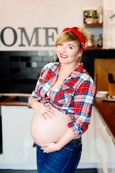 Красивая заколка стилизованная молодая беременная женщина — стоковое фото