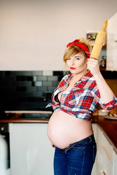 Hermosa pin up estilizado joven embarazada en la cocina — Foto de Stock