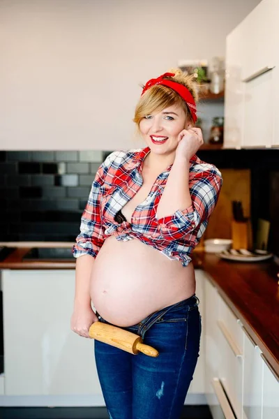 Pięknym pin up stylizowane młoda kobieta w ciąży w kuchni — Zdjęcie stockowe