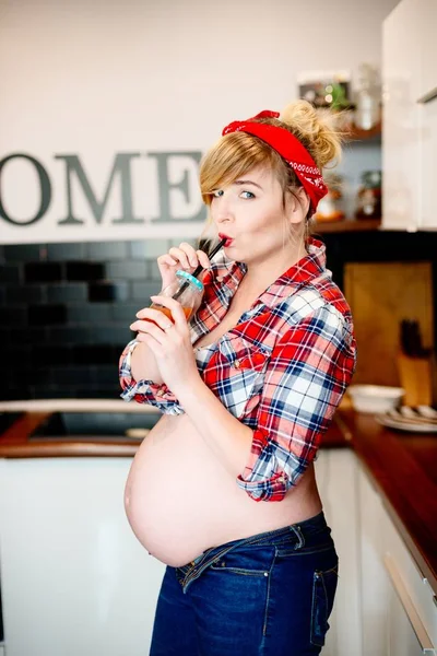 Schöne Pin Up stilisierte junge schwangere Frau in der Küche — Stockfoto