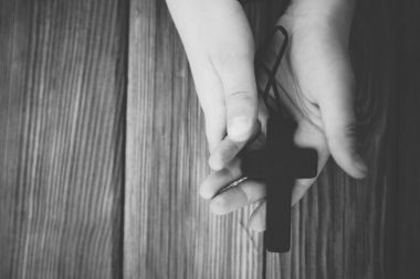 Ahşap tespih tutan küçük Childs'ın elleri