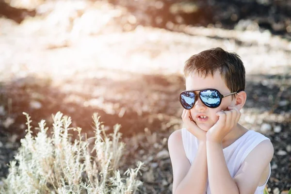 Üzgün küçük çocuk çocuk güneş gözlüğü takıyor — Stok fotoğraf