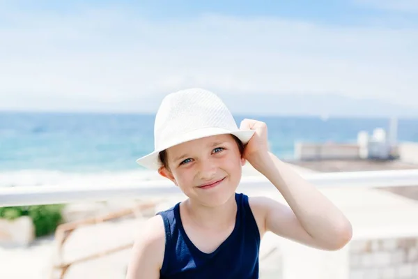 Petit garçon enfant en chapeau blanc — Photo