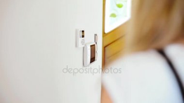 Genç kadın girerek onay kodu