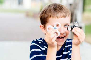 Açık havada topluca spinner ile oynarken küçük çocuk çocuk