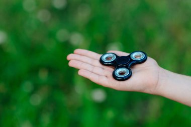 Açık havada topluca spinner ile oynarken küçük çocuk çocuk