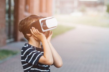 Sanal gerçeklik googles simülasyonda izlerken çocuk