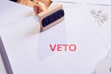 Kırmızı veto damgası ile hukuk Yasası.