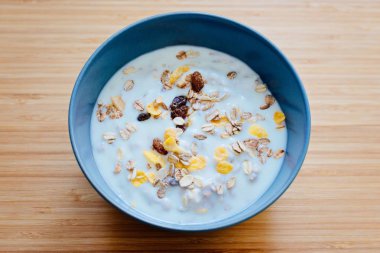 Müsli ile doğal yoğurt.