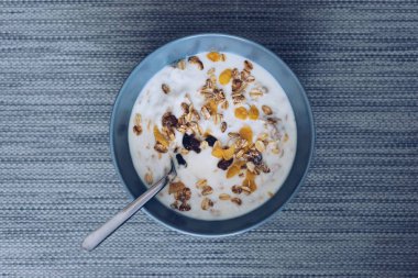 Müsli ile doğal yoğurt.