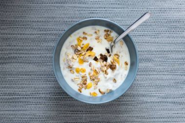 Müsli ile doğal yoğurt.