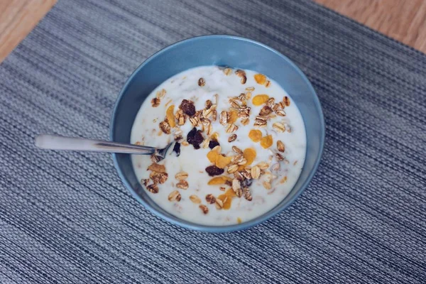 Natural yoghurt with muesli. — Stock Photo, Image