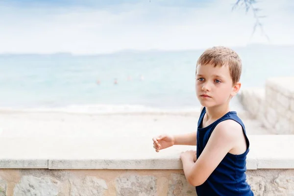 Задумчивый маленький мальчик на летних каникулах — стоковое фото