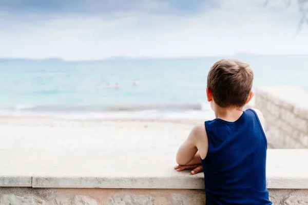 Petit garçon réfléchi en vacances d'été — Photo
