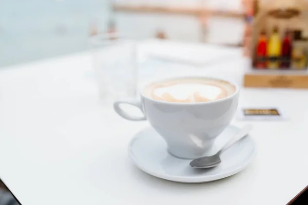 Witte kop warme aromatische koffie — Stockfoto