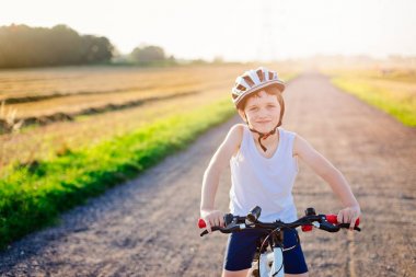 Onun Bisiklet Bisiklet kask içinde mutlu çocuk.