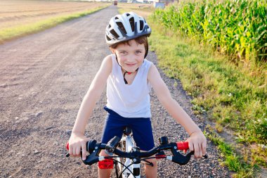Onun Bisiklet Bisiklet kask içinde mutlu çocuk.