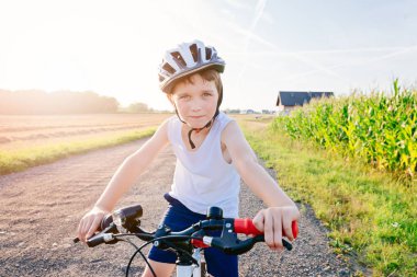 Onun Bisiklet Bisiklet kask içinde mutlu çocuk.