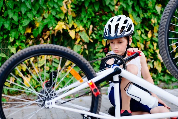 Boldog fiú javítása a kerékpár bicikli sisak — Stock Fotó