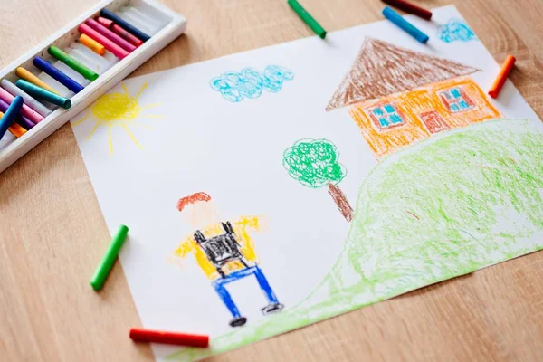 Çocuğun okula çizim Childs pastel. — Stok fotoğraf