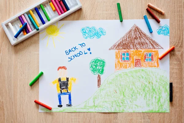 Дитячий пастельний малюнок хлопчика йде до школи . — стокове фото