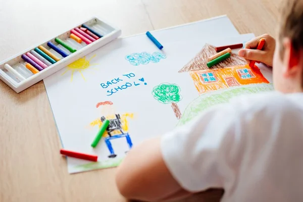 Dítě nakreslený obrázek chlapce do školy. — Stock fotografie