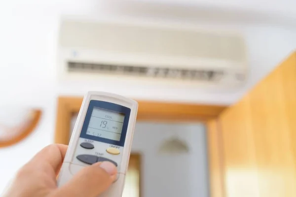 Temperatura de ajuste manual do condicionador de ar em casa — Fotografia de Stock