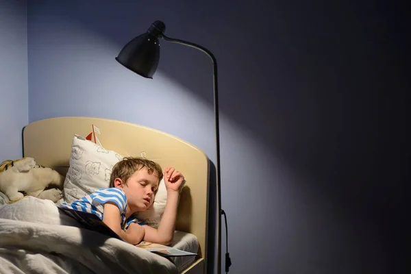 Müder kleiner Junge schlief ein — Stockfoto