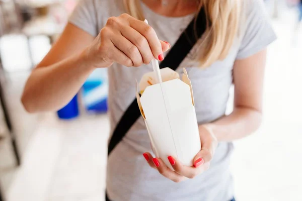 Mujer comiendo fideos de comida rápida —  Fotos de Stock