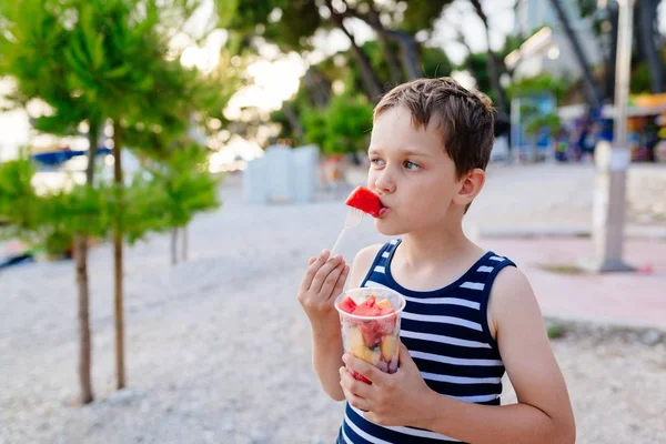 Enfant mangeant des fruits tranchés — Photo