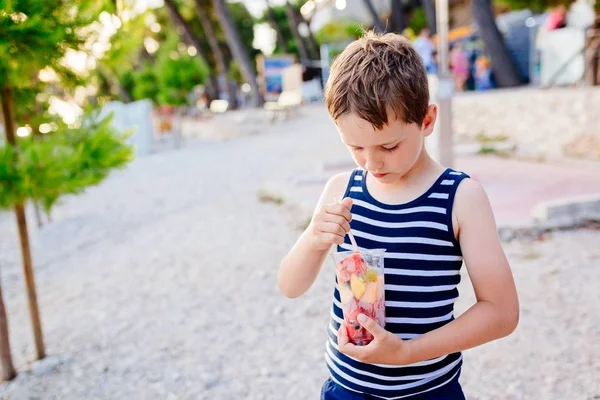 Niño comiendo frutas en rodajas — Foto de Stock