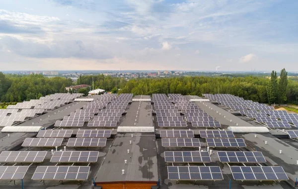 Paneles solares montados en el techo . — Foto de Stock